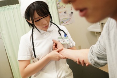 チョー欲求不満のオシャブリ大好き看護師！体調不良で検査に来ていたクリニックで休んでいると、先生がいない隙にチョー欲求不満のオシャブリ大好き看護師から「検査だよ」と言われキンタマを吸われて亀頭も舐められ、喉の奥までシャブラれ、我慢出来ないですと言ったら、出したらダメよエッチもしたいんだからと、そのまま先生に見つからないように診察室でチ〇ポがもげるような騎乗位セックス！！おかげで元気になりました！