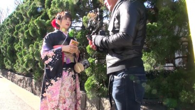【中出し・新成人に無許可生性交】黒の振袖に大輪の華を咲かせた美容師志望の新成人に成人祝いの生チ〇ポと生ザーメンをたっぷり注ぎ込む！