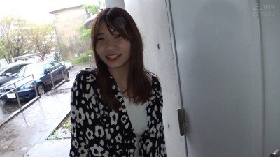 素人女子の自宅に訪問！生ハメ誘うマン汁ヌルヌル素股や密着乳首舐め手コキで悩める童貞男子を優しくおもてなし！予想外のデカチンに赤面するもうっとり！？じゅぽフェラでギンギンにした後は自ら挿入して激しく揺れる！とっくに悩みは解決してるけど最後は大量精子を生中出し！