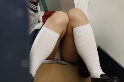 妹系美少女が寂しげなパンチラで誘ってくる！？仕事から帰るといつも団地の階段に1人座っているソソる妹系美少女！チラリと見えるパンチラが密かな楽しみだったのだが･･･ある日、足を広げて誘うようもろにパンツを見せつけて来た！？思わず勃起してしまい、気付けば美少女を部屋まで連れ込んだ！！すると嬉しそうにチ〇ポを咥え始めて美少女の方からHを求めて来た！？