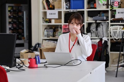 SOD女子社員 身バレNG人妻社員 「家族もいるので･･･」と今までマジで一度も撮らせてもらえなかった巨乳と噂の3人の若妻社員たちに、本気の本気で撮影交渉し続けたら、マスク着用を条件に出演してもらえました。