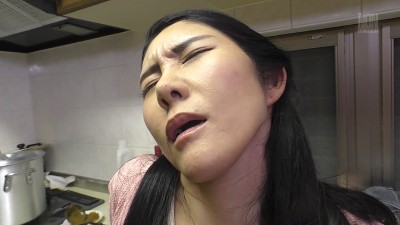 歪んだ息子の乳しぼり 西野美幸