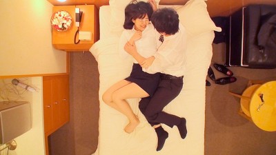 一般男女モニタリングAV 職場の同僚ドッキリ企画 出張先のビジネスホテルで憧れの女先輩と後輩男子が2人っきりでまさかまさかの相部屋宿泊！次々と巻き起こるエッチなハプニングで急接近した同じ職場の男女が会社に内緒の生ハメセックス！翌日の仕事も忘れ没頭のけぞり･･･4