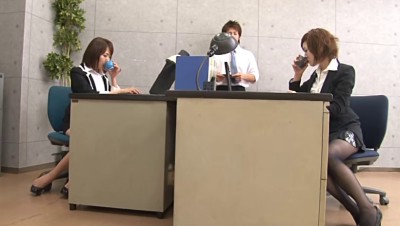 パンスト越しの小便を無理やり飲ませるOL