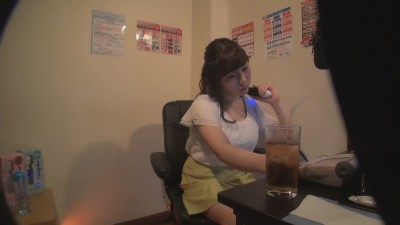 一人カラオケBOXオナニー盗撮 人妻がおっぱい出し指ズボオナニーして電マで潮吹き流して即イキする瞬間を隠し撮り
