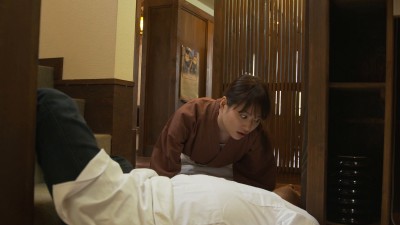 悶える義妹 遺影の前で抱いて
