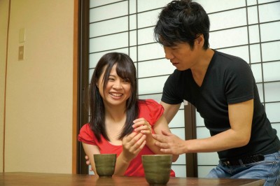 夫婦喧嘩し薄着姿で家を出された隣の部屋の人妻を･･･