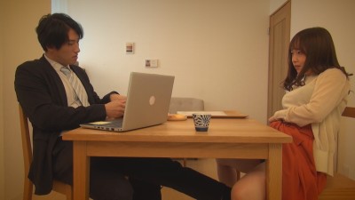 ニンゲン観察 真っ昼間から夫のお抱え税理士とお茶の間不倫SEXに溺れる淫乱若妻