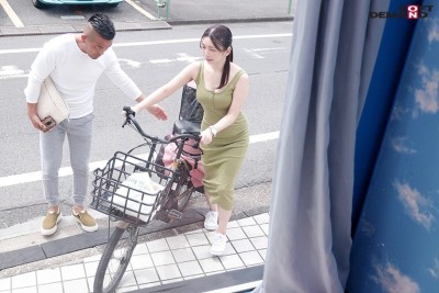 マジックミラー号 マキシワンピを着ている女性はスキだらけ！？ 20代の人妻に「服着たままで良いので、電マ当てさせてくれませんか！？」と声掛け乗車！着衣越しでもハッキリわかる 乳首！マンスジ！潮シミ！ 無防備な若妻は初めてのクイックマッサージ体験で潮をまき散らしながらイキまくり！！