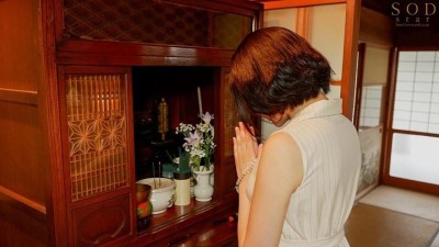夫の命日NTR 亡き夫との思い出が詰まった家で故人とのエピソードを語らいながらハメたおせ！ 夏目響