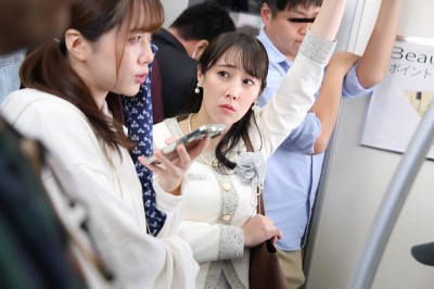 「えっ！おばさんの私が？！」我が子の前で触られ必死に抵抗するも愛液を垂れ流し絶頂が止まらない巨尻母 VOL.4