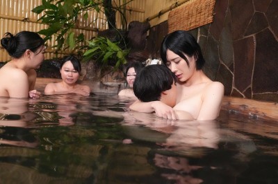 「おちんちん大きくさせてごめんね」小さいから大丈夫だろうと女湯に一緒に入った甥っ子がおっぱいだらけの状況にフル勃起！慌てた叔母さんがこっそり抜いてくれました VOL.2