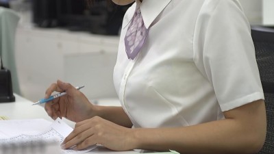 オフィスの透けブラ