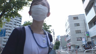 完全顔出し現役ナースをガチナンパ！白衣の天使がEDに悩む男を改善！ギン勃ちしたら喜んで中出しセックスまでさせてくれました！ 神野ひな