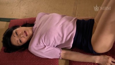 美容液の新商品と信じた熟女は疼くカラダを抑えきれず快楽に身を任せて堕ちてイク！