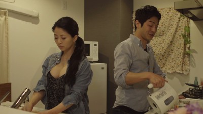 小悪魔妻 美乳で誘う