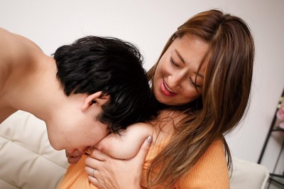 たわわな胸元を見せつけ誘惑してくる上司の奥さん 吹石れな