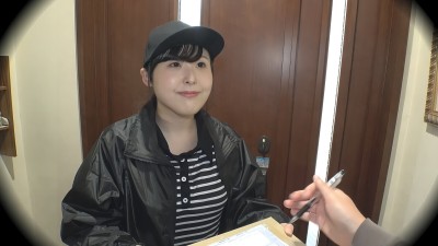 街でよく見かける地域担当の宅配パート妻 配達された勢いでガチ口説き！あっという間に他人ま〇こGET完了！