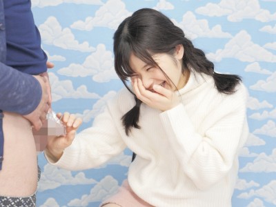 ラップ1枚被せて友達と素股してくれませんか？と偽り溶けるラップを仕込んでウブなお嬢さんに生ハメ、中出しさ...