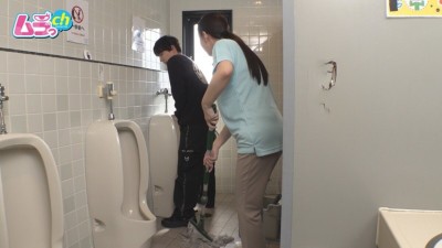ニンゲン観察 「おしっこ舐めて綺麗にしましょうか？」働く男性のおち●ぽ掃除が生き甲斐の、トイレ清掃バイトのド変態お姉さん