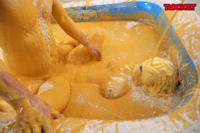 ROCKET18周年記念作品 どろんこプールにドボン！ウェット＆メッシー（WAM）人間クレーンゲーム ～ボディペイントで巨大クレーンゲームのアームになって景品ゲットだぜ！～