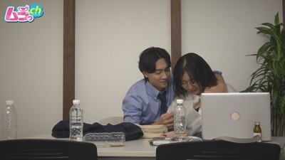 ニンゲン観察 深夜残業、新入社員の若い男の暴走ギンギンチ〇ポの性処理をさせられた爆尻女役員