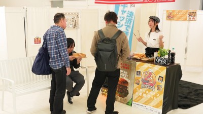 【配信限定】人気 AV 女優が挑戦！商業スペースでイカサレホットドッグ販売！ 小野坂ゆいか 望月つぼみ