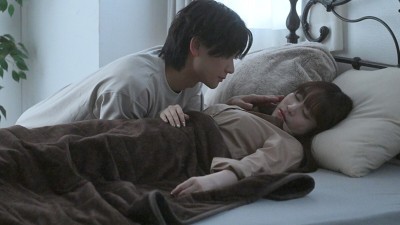 灯りが落ちる前に 交わらない想いがひとつの夜に溶けていく
