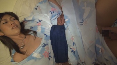 温泉ナンパ！浴衣に着替えたスレンダー妻が満面の笑みで男にまたがる！