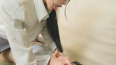 高嶺の花だと思っていたさくらせんせいは･･･実はおチ〇ポ調●が趣味のド変態だった！誰かが近くにいる状況で密着囁き罵倒で男の反応を楽しみチ〇ポがバカになるくらい何回も射精させて弄ぶ！ 胡桃さくら