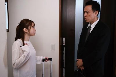 民泊ダブルブッキング 一つ屋根の下で惹かれあう二人 宮本さと美