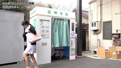 ここで撮影した写真を貼れば絶対合格するというピストンバイブ証明写真ボックス清楚系看護師がどんなに突かれても笑顔をキープ 看護師さらさん
