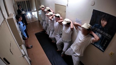 「性●罪撲滅治療院」異常性欲●罪ち〇ぽを、女性看守・Aさんが冷徹オシッコぶっかけ指導します